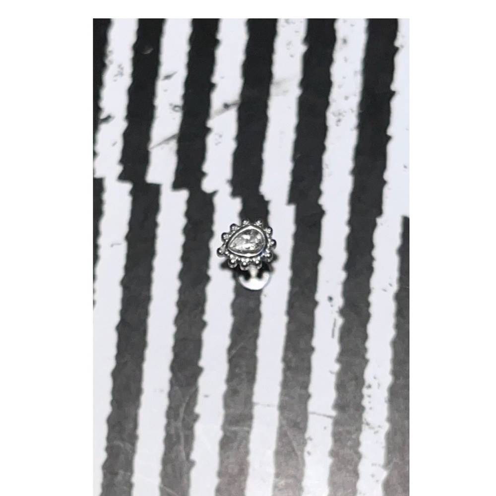 16 Gauge - 1.2 / 1.6 mm Silver Teardrop Stud For Body Piercing